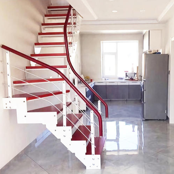 家里用的钢木楼梯如何进行防滑措施呢？