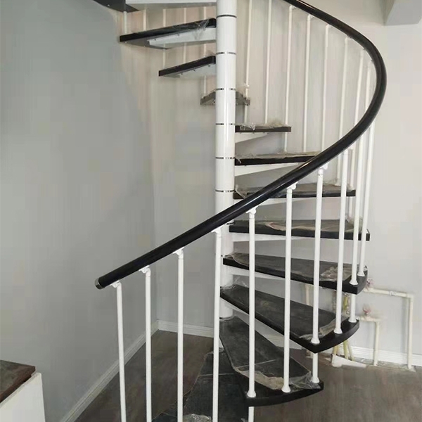 别墅中的旋转楼梯清洁和保养方法是什么？